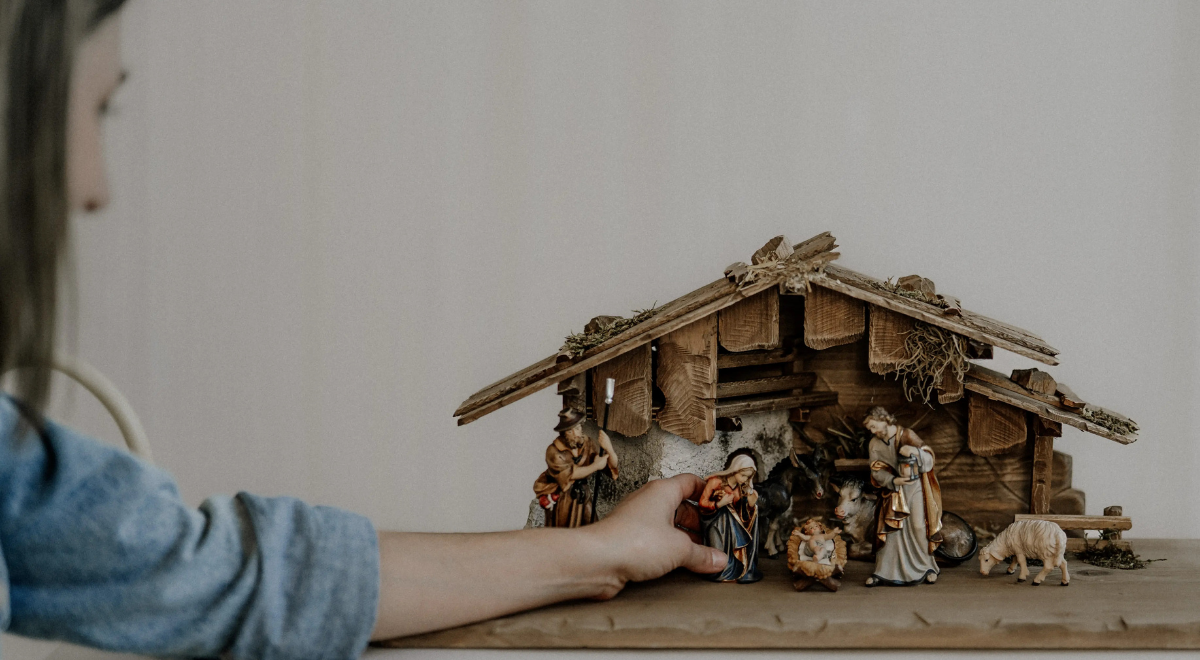 Wie eine handgefertigte Holzkrippe den Geist der Weihnacht einfängt